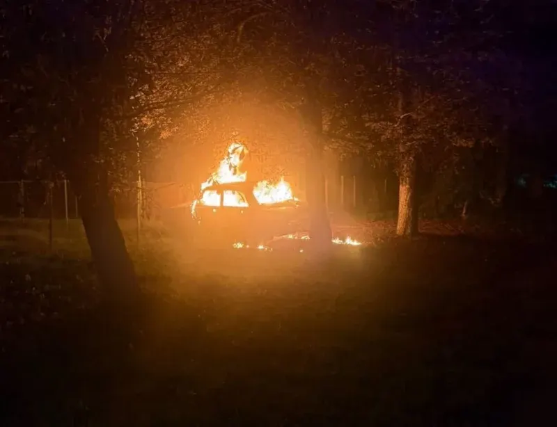 У Сокирянах вогонь повністю знищив автомобіль ВАЗ