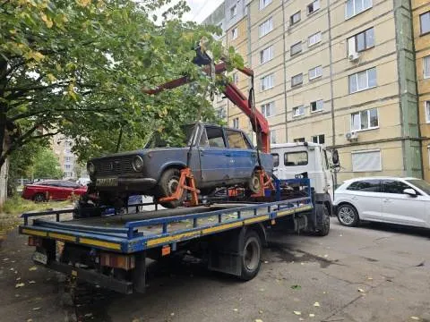 З вулиць Львова на арештмайданчик забрали ще 8 покинутих авто