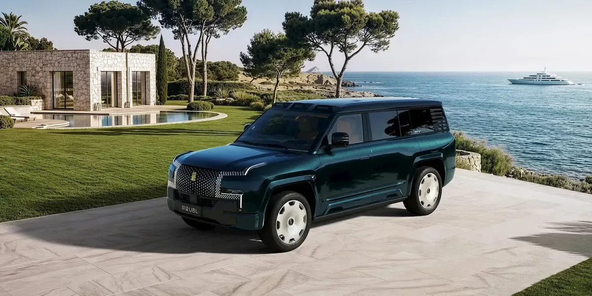 BYD Yangwang U8L Premium: чотиримісний флагман за $215 000