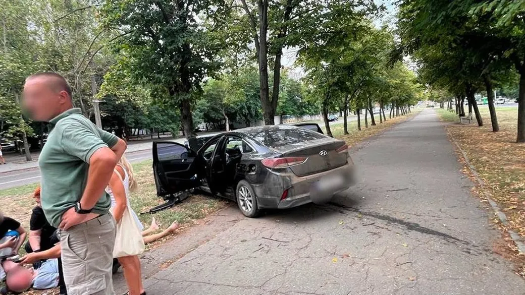 У Миколаєві Citroen Jumper зіткнувся з Hyundai Sonata: постраждав водій легковика