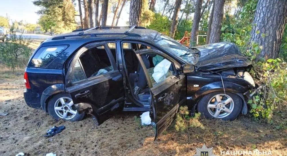 На Хмельниччині п'яна 18-річна водійка на Kia Sorento врізалася в дерево: троє постраждалих