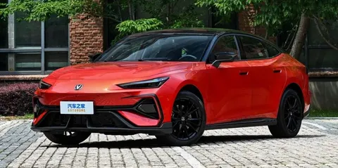 Changan UNI-V Blue Whale Hybrid вийшов на ринок Китаю: ціни та характеристики