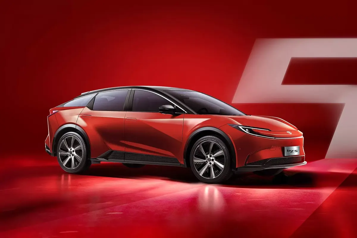 Toyota bZ5: оновлений електрокросовер вийшов у Китаї зі знижками