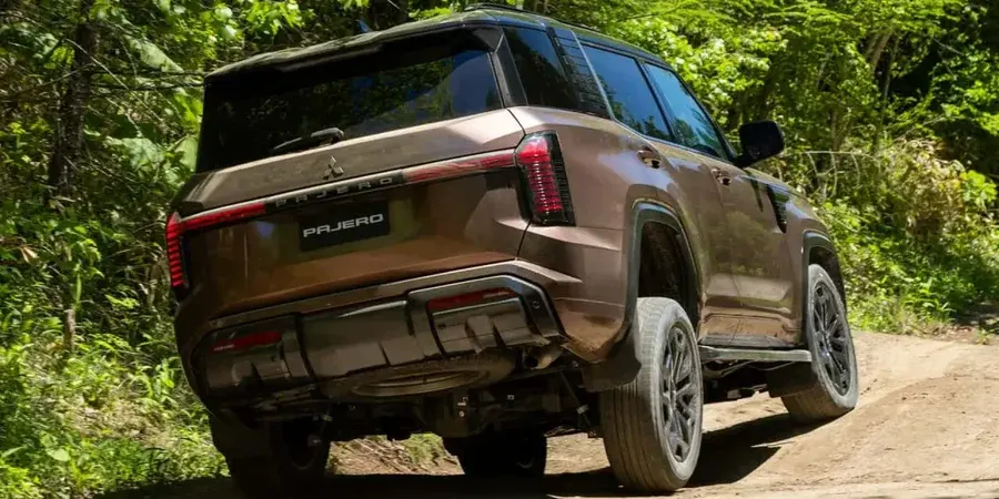 Mitsubishi перенесла запасне колесо під кузов нового Pajero: що це дає водієві