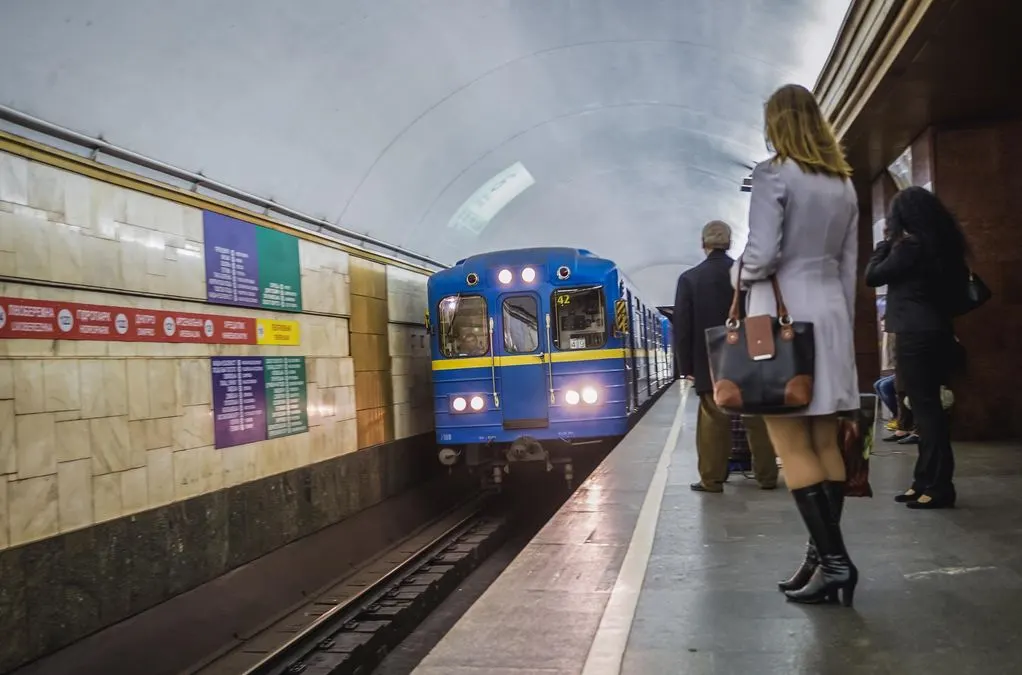 Київський метрополітен закупив 3600 стільців для укриттів