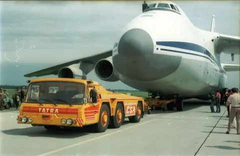 Tatra T 815: як чеський тягач буксирував 400-тонний Ан-124 «Руслан»