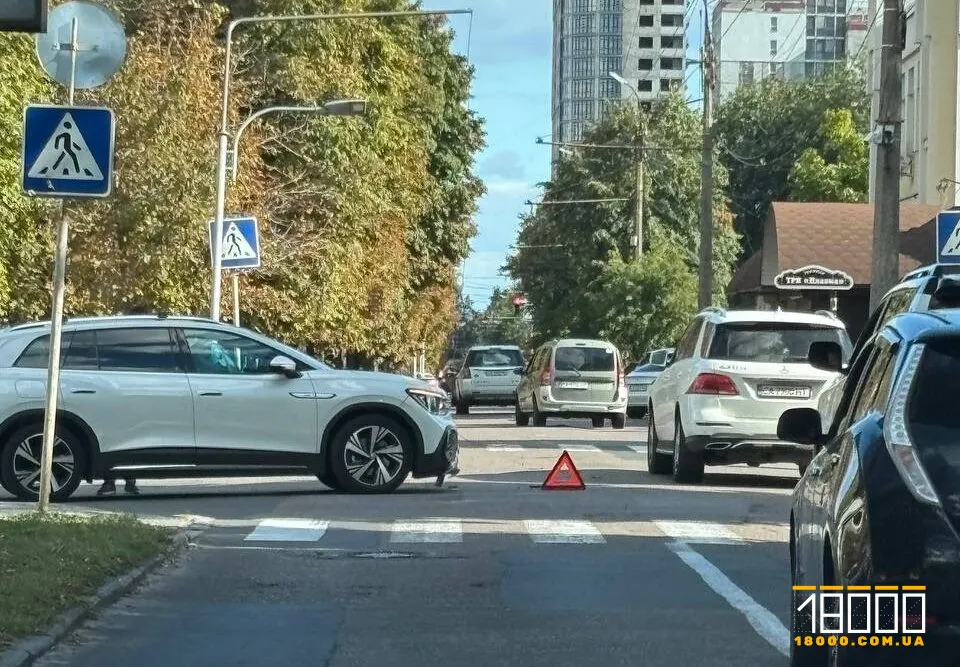 У Черкасах таксі Toyota Prius спричинило ДТП: Volkswagen Touareg вилетів на електроопору