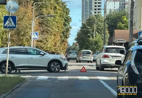 У Черкасах таксі Toyota Prius спричинило ДТП: Volkswagen Touareg вилетів на елек