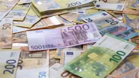 Чи приймають в Україні старі купюри євро: правила обміну