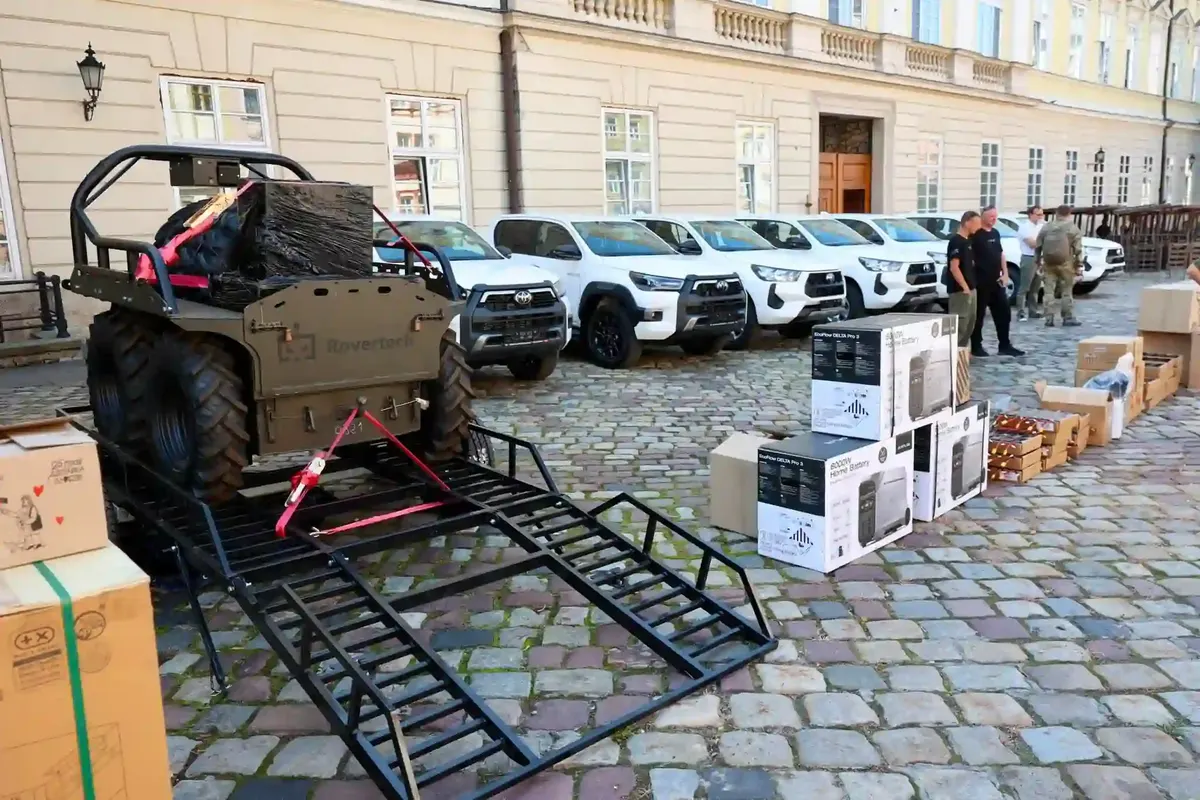 Львів передав військовим пікапи, дрони та роботизований комплекс на 30 млн грн