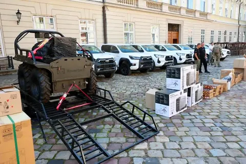 Львів передав військовим пікапи, дрони та роботизований комплекс на 30 млн грн