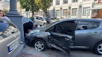 У Вінниці Skoda в'їхала в аптеку на Соборній: пошкоджено пам'ятку архітектури