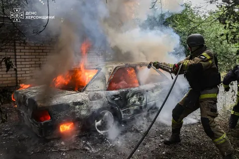 У Херсоні FPV-дрон влучив у легковий автомобіль: пожежу ліквідовано