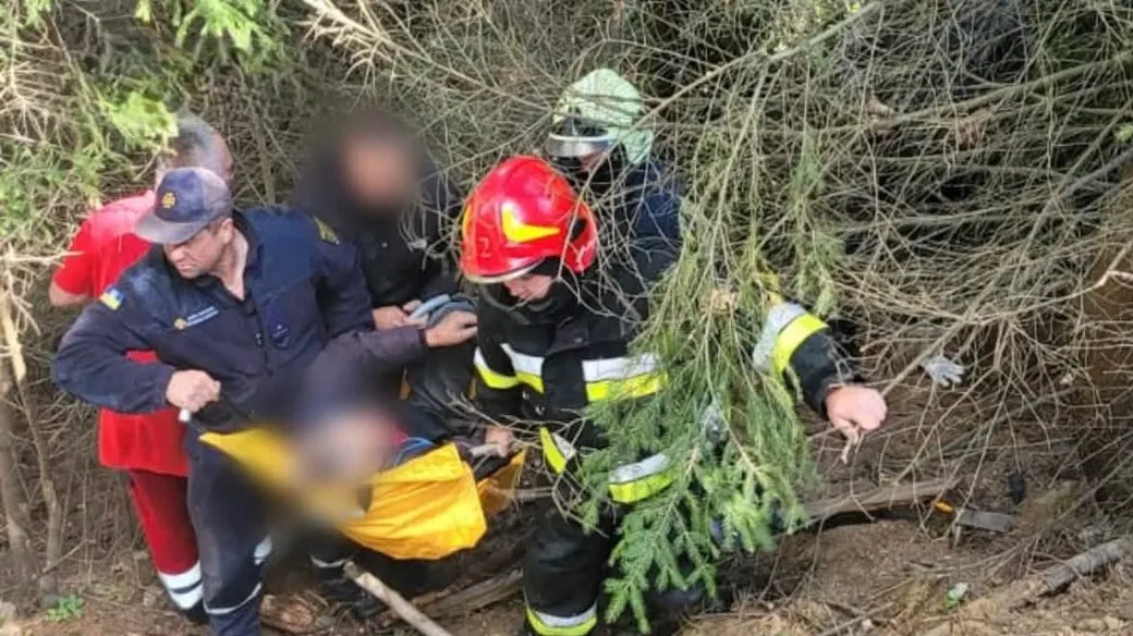 На Франківщині легковик злетів у кювет: водія деблокували рятувальники